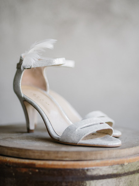 Fotografia detale ślubne buty obcas pasek otwarte przody jasne beżowe