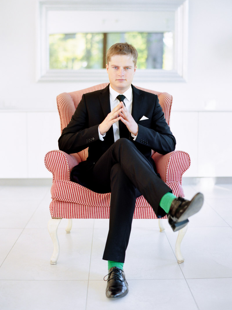 Fotografia Ślubna Gdańsk Dwór Oliwski Pan Młody Czarny Garnitur Zielone Skarpety Fujifilm 400h