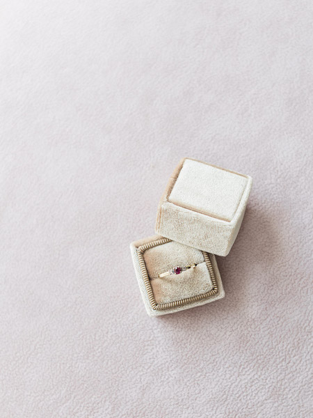 Pierścionek-Zaręczynowy-Detale-Ślubne-Mrs-Box-Fotografia-Ślubna-Oswald-Małachowski-Kodak-Portra