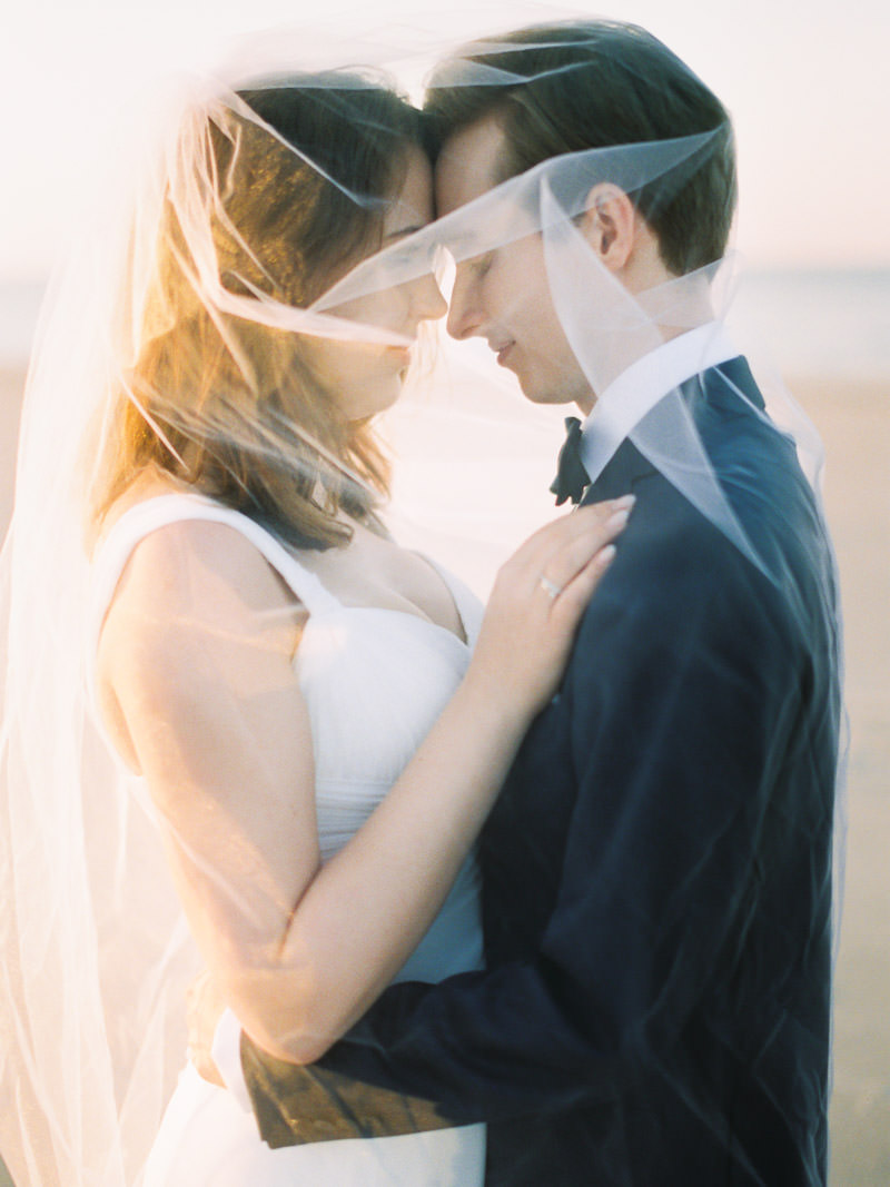 Para Młoda Przykryta Welonem Plener Ślubny Zachód Słońca