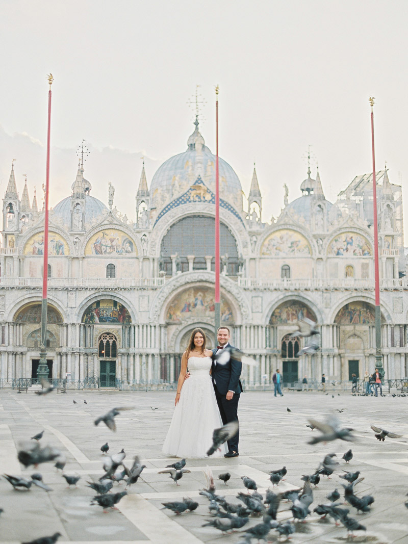 Para Młoda na placu św Marka poranek Wenecja zdjęcie ślubne