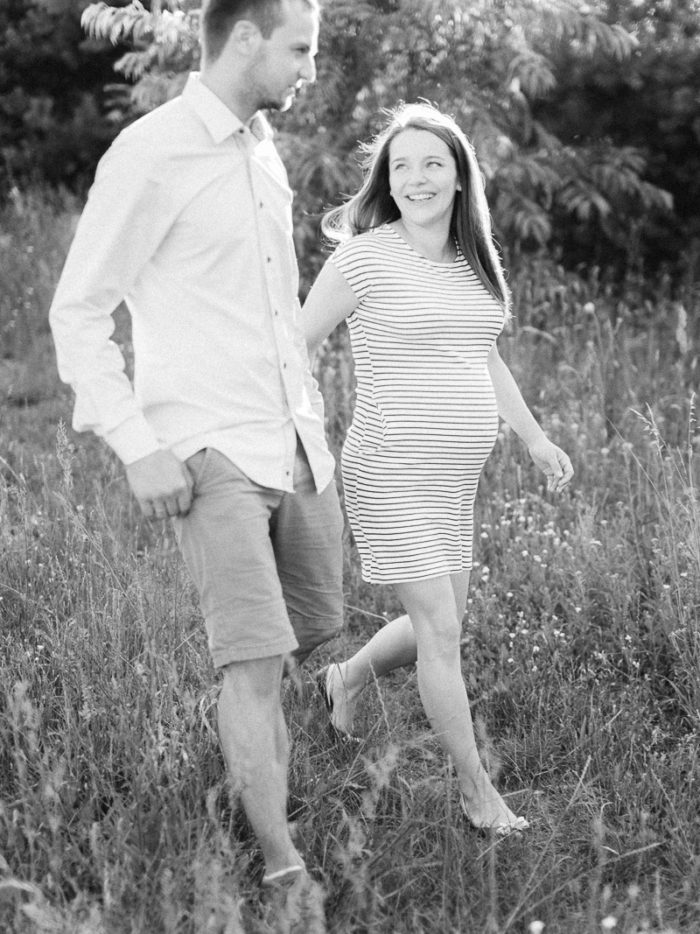 Sesja brzuszkowa czarno białe zdjęcie rodziców