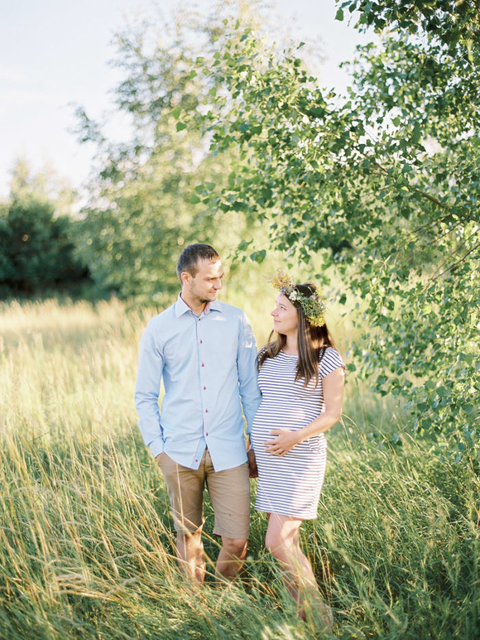 Sesja brzuszkowa rodzice na łonie natury