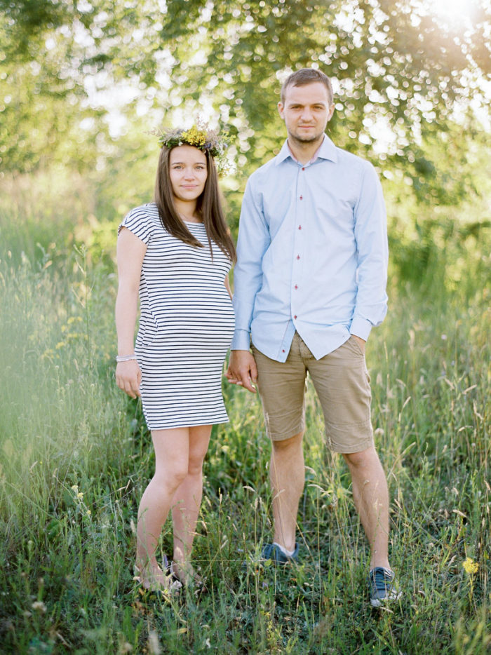 Sesja brzuszkowa rodzice na łonie natury