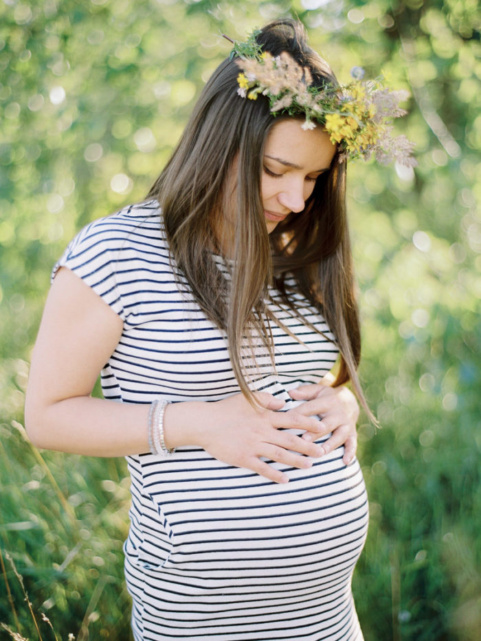 Młoda mama podczas sesji brzuszkowej