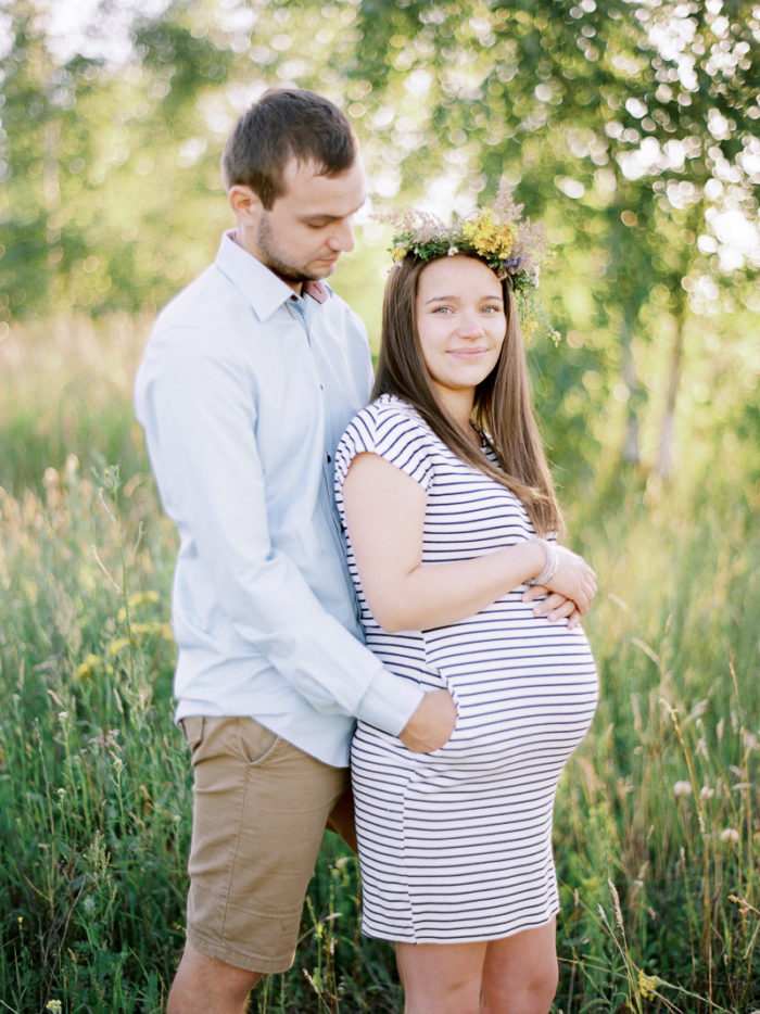Rodzice oczekujący narodzin dziecka sesja fotograficzna