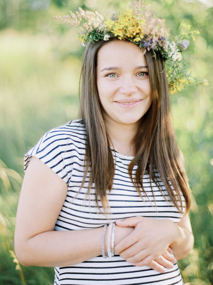 Portret młodej mamy oczekującej narodzin