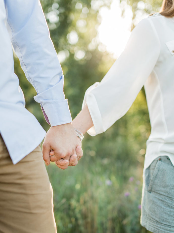 Rodzice trzymają się za ręce