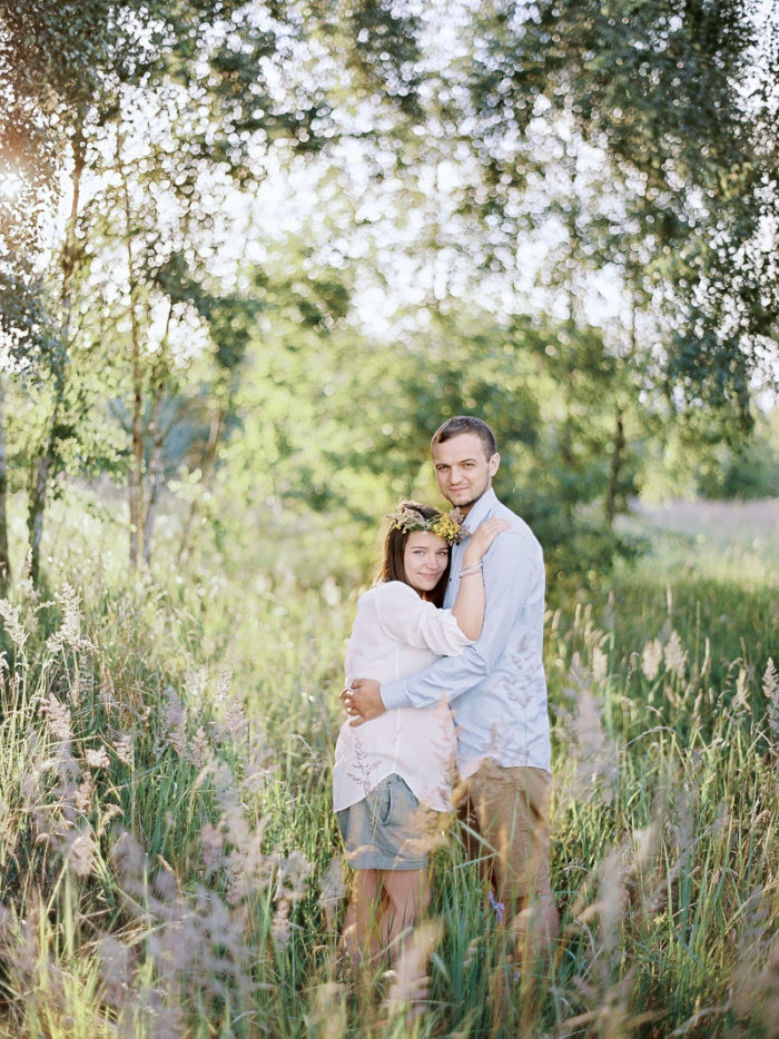 Artystyczne zdjęcia rodzinne na tle zachodu słońca